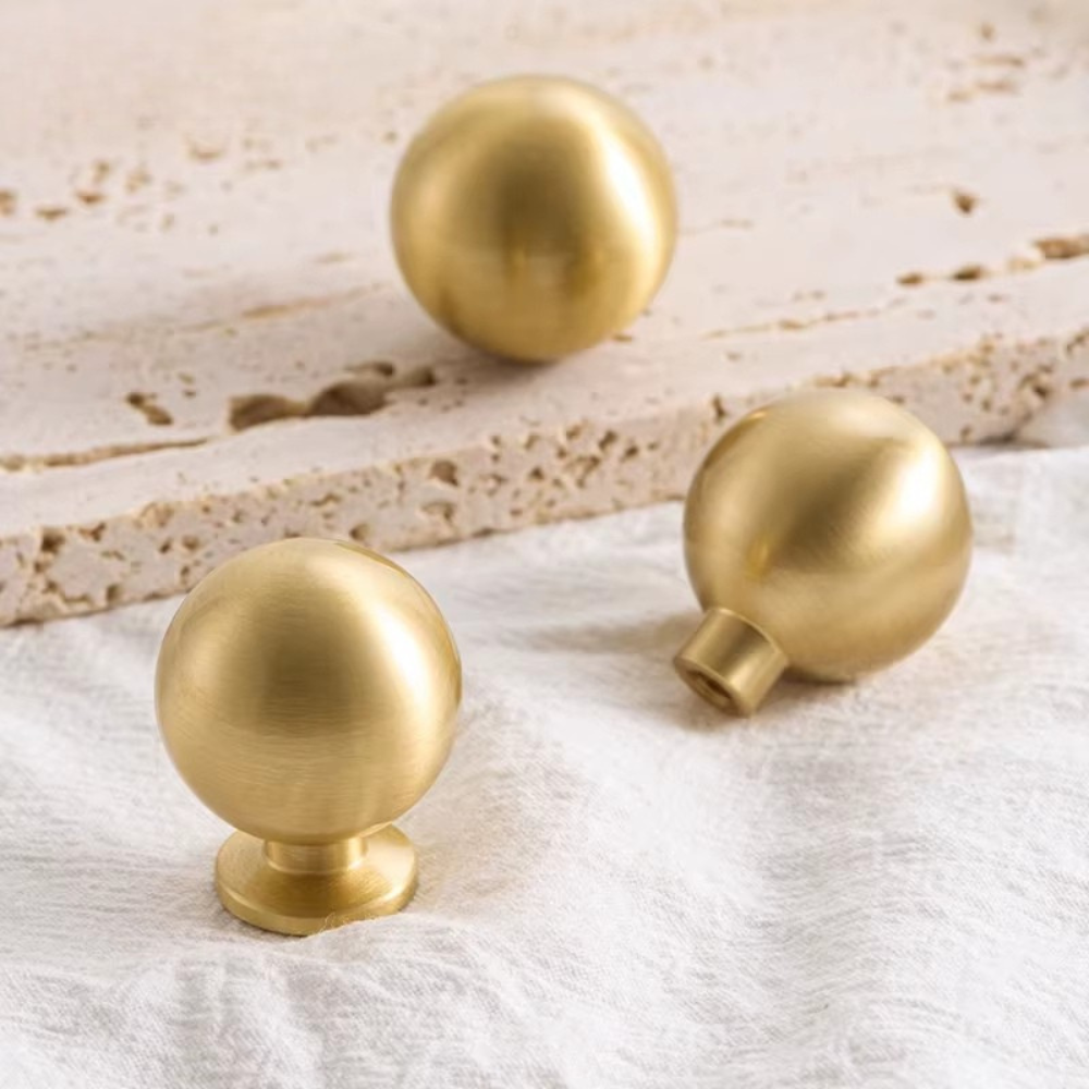 HOLLIS Brass Round Knob