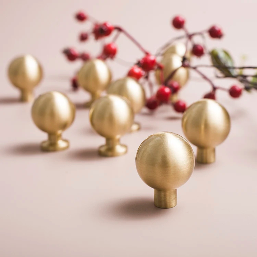 HOLLIS Brass Round Knob